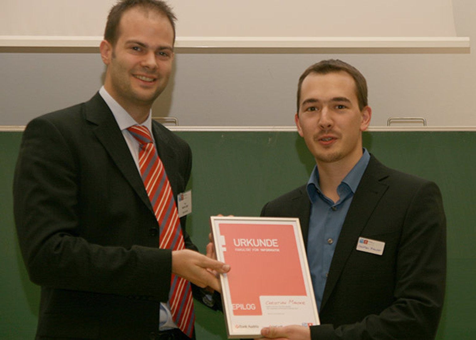 M. Zojer (links) überreicht C. Mauser den Poster Award sponsored by Bank Austria.