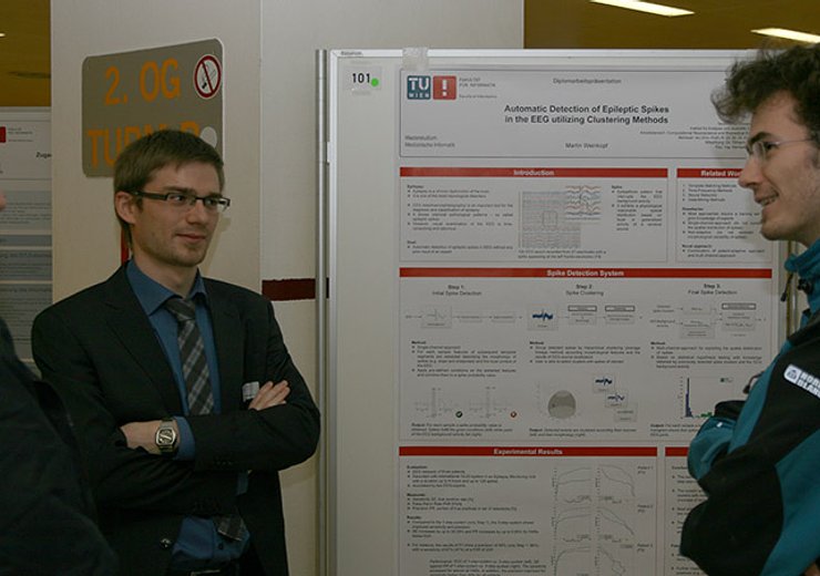 Ein Absolvent erläutert Besuchern der Posterausstellung Details zu seiner Arbeit. — Picture: TU Wien Informatics