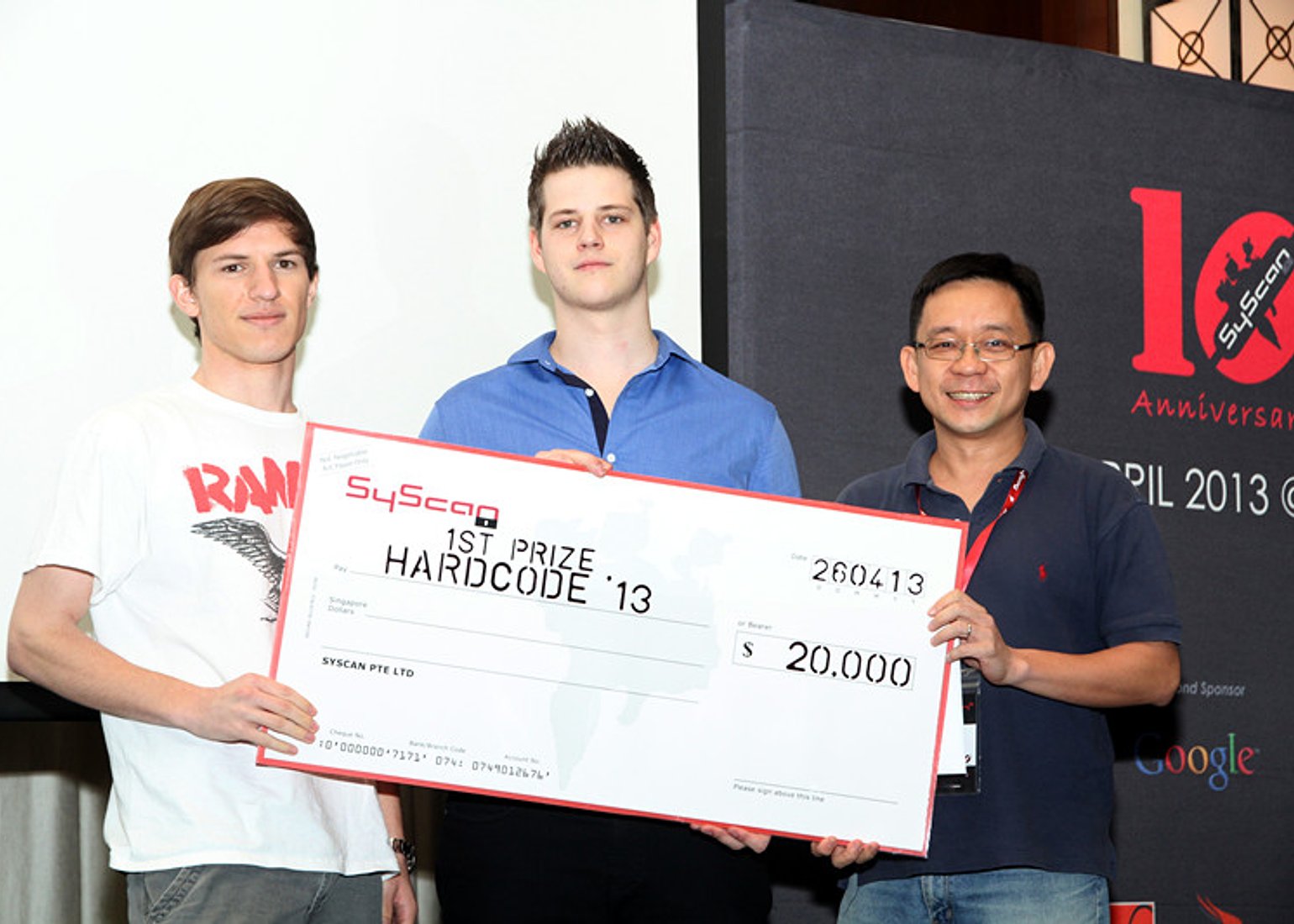 Daniel Marth und Lukas Pfeifhofer bei der Überreichung des ertsen Preises durch den SyScan-Organisator.