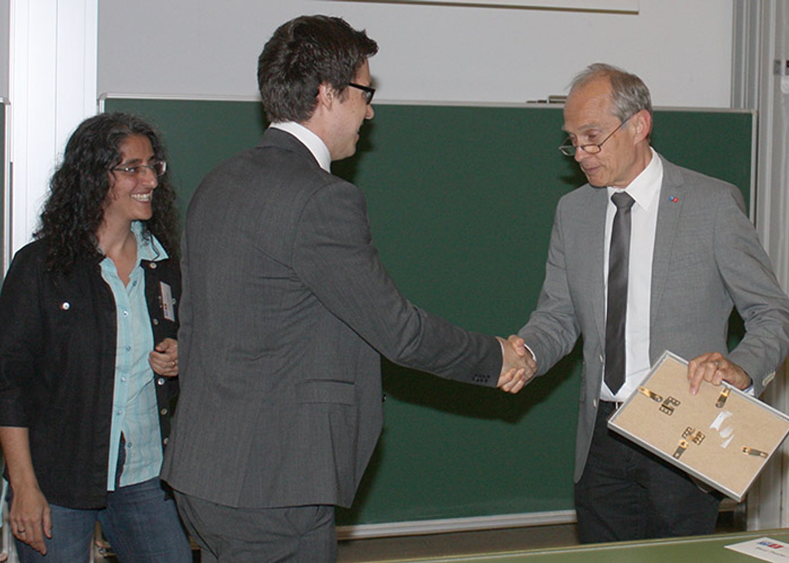 Juryvorsitzende Hilda Tellioglu und Dekan Gerald Steinhardt überreichen den Best Poster Award an Matthias Dorfer.