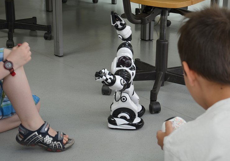 … und bei der Programmierung eines professionellen Roboters, Bewegungen auszuführen.