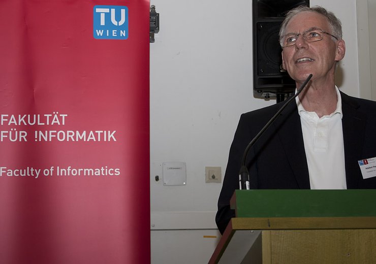 Adalbert Prechtl, Vizerektor für Lehre, begrüßt die Gäste am 18. EPILOG im Sommersemester 2014. — Picture: TU Wien Informatics