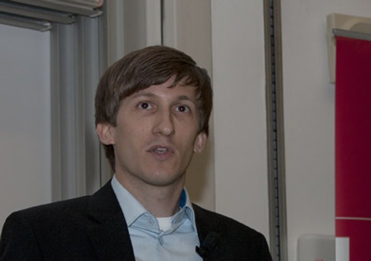 Woflgang Fischl entführt das Publikum in seinem Vortrag "Normalformen für Nichtrelationale Datenbanken" auf eine Flugreise nach Quebec. — Picture: TU Wien Informatics