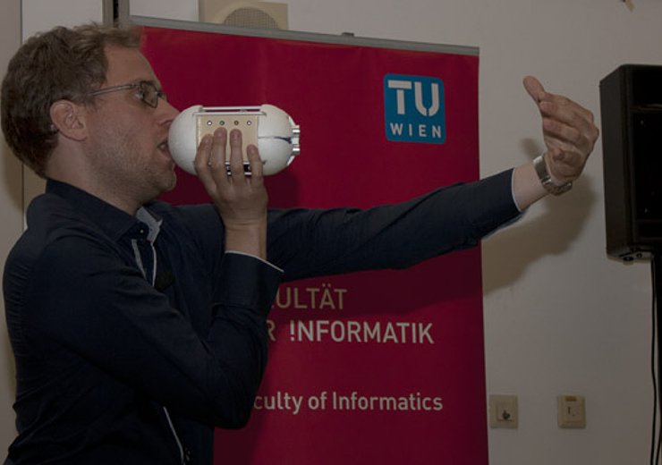 Oliver Hödl spielt auf seinem selbst konstruierten digitalen Instrument "Trombosonic", das er im Rahmen des Projektes "Wiener Musik-Experimente" entwickelt hat. — Picture: TU Wien Informatics