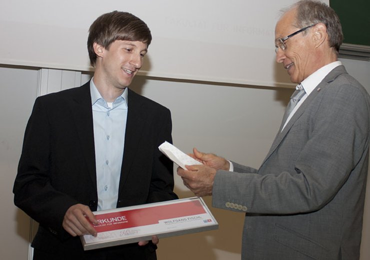 Dekan Gerald Steinhardt gratuliert Wolfgang Fischl, der für seine Diplomarbeit "Normal Forms for Non- Relational Data" mit dem Distinguished Young Alumnus-Award ausgezeichnet wurde. — Picture: TU Wien Informatics