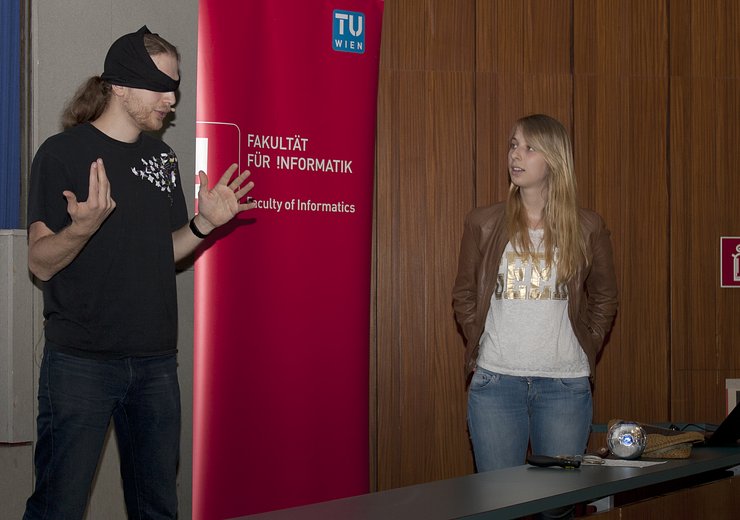 Blindfold Demaine follows an algorithm for doing magic. — Picture: TU Wien Informatics