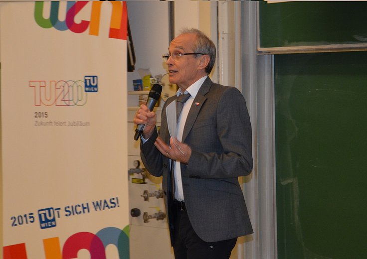 Dekan Gerald Steinhardt präsentiert den elektronischen Abstractband, der über einen QR-Code direkt auf mobile Endgeräte geholt werden kann. — Picture: TU Wien Informatics