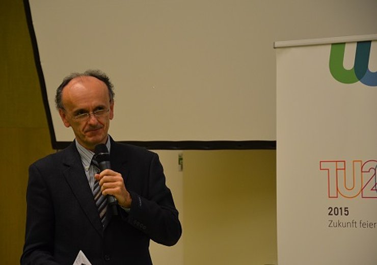 Johannes Fröhlich, Vizerektor für Forschung, begrüßt die Gäste am 19. EPILOG im Wintersemester 2014/15 — Picture: TU Wien Informatics