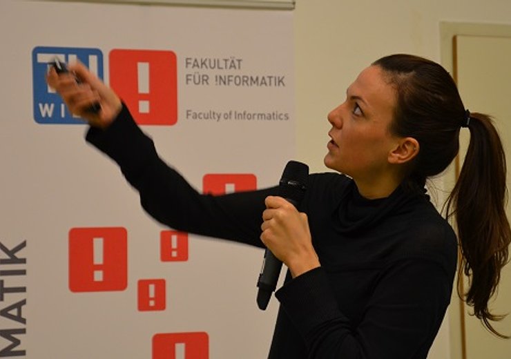 Theresia Gschwandtner präsentiert Visualisierungsmöglichkeiten für zeit-orientierte Daten — Picture: TU Wien Informatics