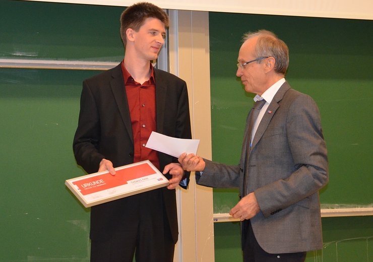 Dekan Gerald Steinhardt gratuliert Thomas Pani, der mit dem Distinguished Young Alumnus-Award ausgezeichnet wurde. — Picture: TU Wien Informatics