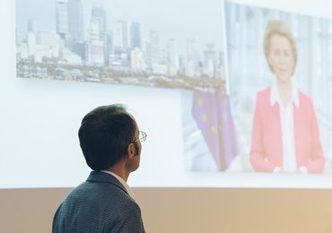 Emanuel Sallinger showing the connections between his research and everyday life — Picture: Amélie Chapalain / TU Wien Informatics