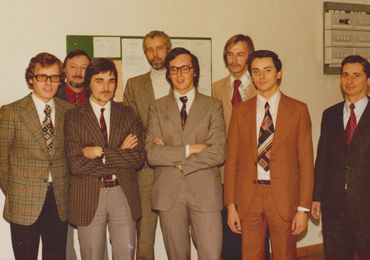 Graduation of five informatics students in 1975. In the background the 3 informatics professors: Helmut Kerner (second from left) Manfred Brockhaus (fourth from left) Wilhelm Barth (right).
