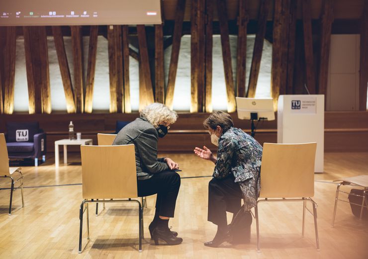 Discussions with rector Sabine Seidler during the COVID-19 pandemic (2021).